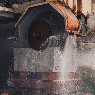 Single Arm Multi-blade Stone Cutting Machine for Red Granite Block Profiling